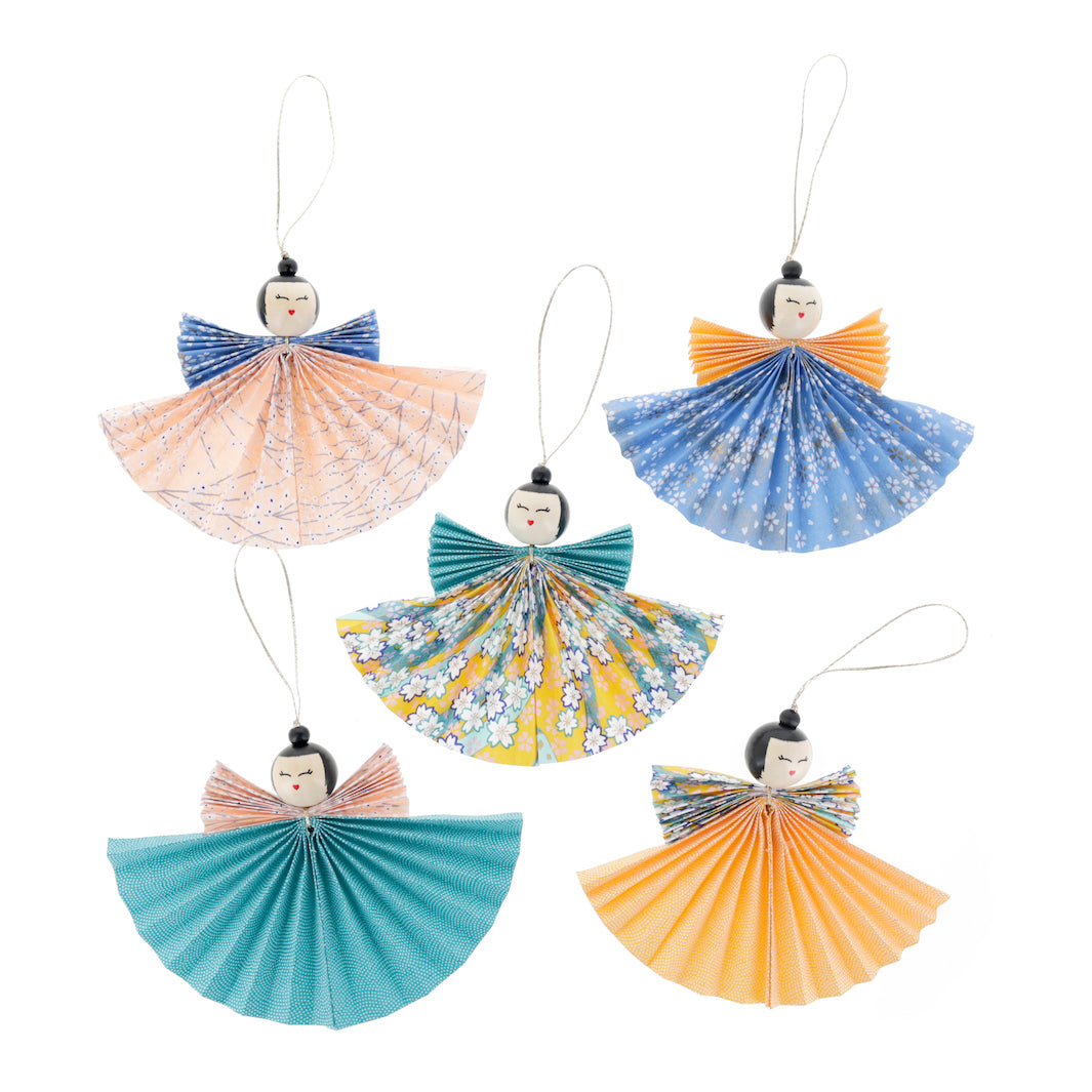 photo packshot des cinq anges montés du kit anges accordéon dans les tons jaune safran, bleu pervenche, rose clair et bleu canard de la gamme « honolulu » adeline klam