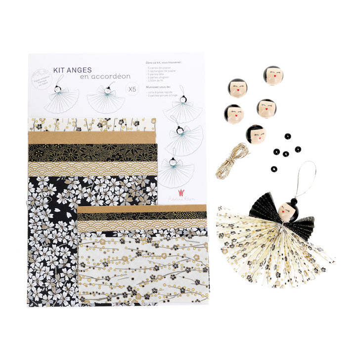 photo packshot du kit anges accordéon, d'un ange monté et du matériel dans les tons blanc crème, noirs, argentés et dorés de la gamme « gatsby » adeline klam