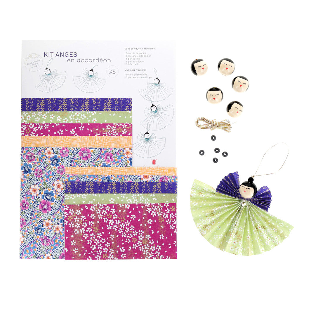 photo packshot du kit anges accordéon, d'un ange monté et du matériel dans les tons bleu nuit, vert amande, violet pourpre et jaune safran de la gamme « baya » adeline klam