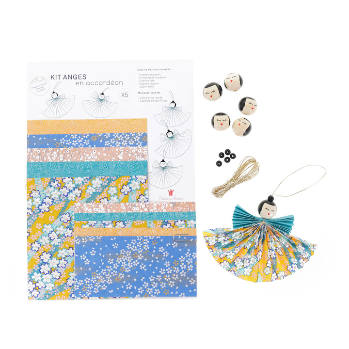 photo packshot du kit anges accordéon, d'un ange monté et du matériel dans les tons jaune safran, bleu pervenche, rose clair et bleu canard de la gamme « honolulu » adeline klam