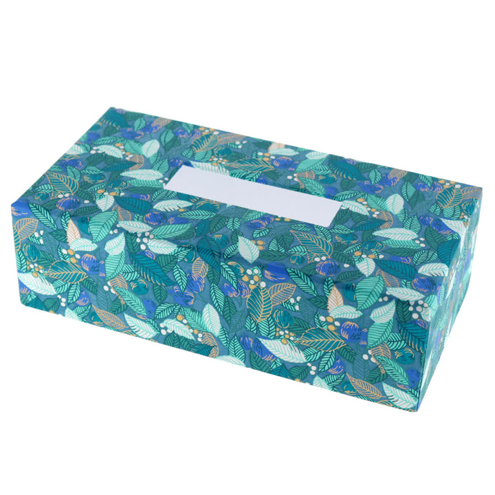 photo packshot d'une boîte à mouchoirs en carton tapissée d'un papier japonais aux motifs de feuilles, de baies et de fruits dans les tons bleu canard, vert d'eau et foncé (M935) adeline klam