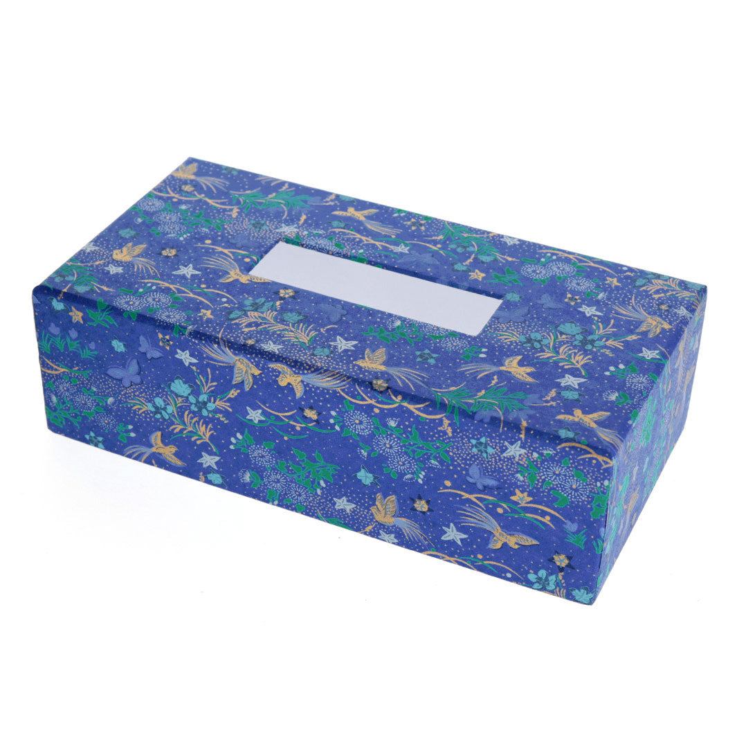 photo packshot d'une boîte à mouchoirs en carton tapissée d'un papier japonais aux motifs de fleurs, d'oiseaux et de papillons dans les tons bleu foncé, verts, mauve, argentés et dorés (M992) adeline klam
