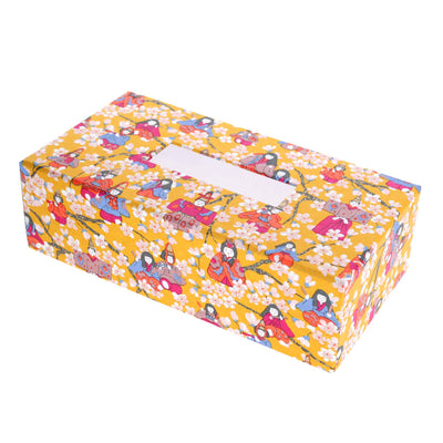 photo packshot d'une boîte à mouchoirs en carton tapissée d'un papier japonais au motifs de poupées d'hina matsuri et de fleurs de pêcher jaune moutarde, orange vif, rose fuschia, bleu clair et lie de vin (M1006) adeline klam