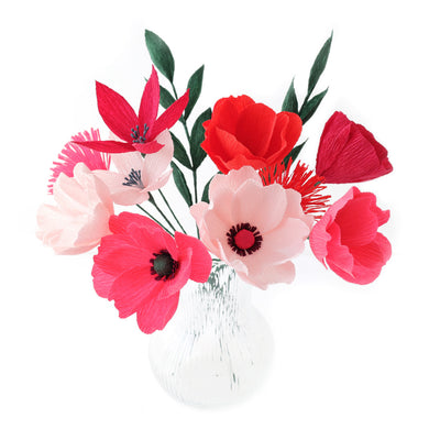 photo packshot du bouquet de fleurs en papier crépon monté dans les tons rose fuschia, rose clair et vif, rouges et vert foncé « amour » adeline klam
