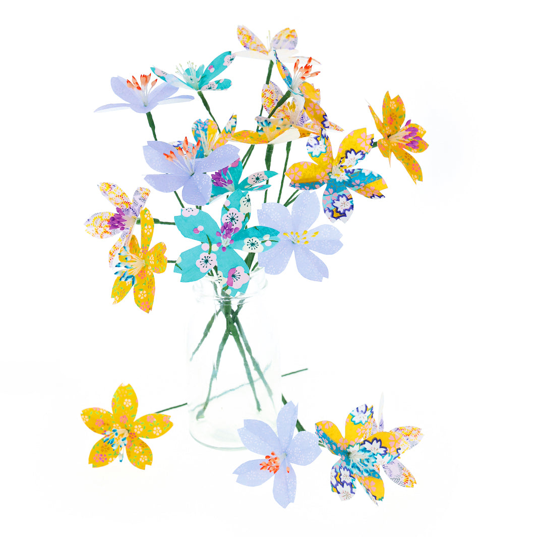 photo packshot du bouquet monté du kit fleurs de cerisier bleu lavande, jaune moutarde, bleu turquoise, mauve « multifruits » adeline klam