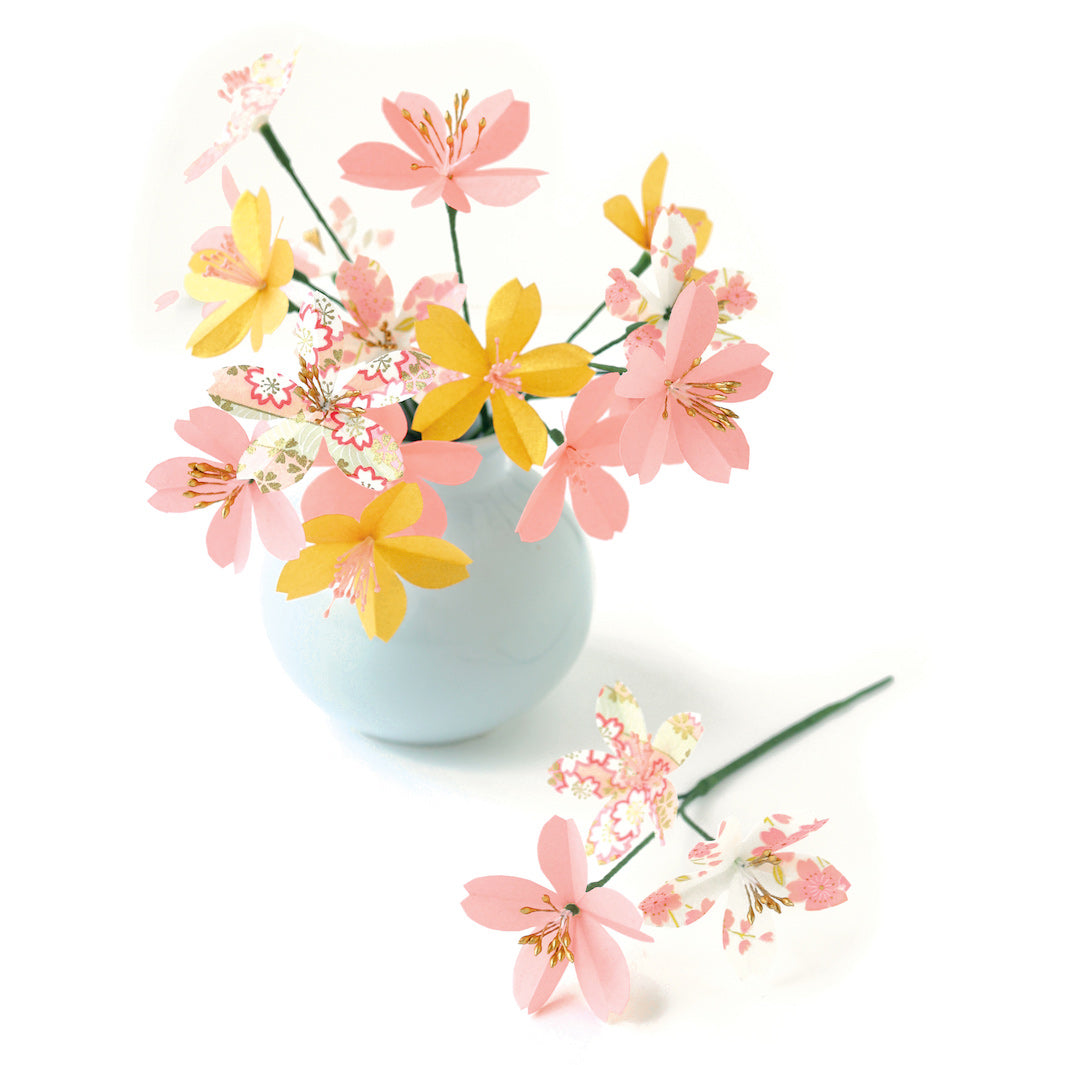 photo packshot du bouquet monté du kit fleurs de cerisier rose clair, blanc cassé et or jaune « dragée » adeline klam