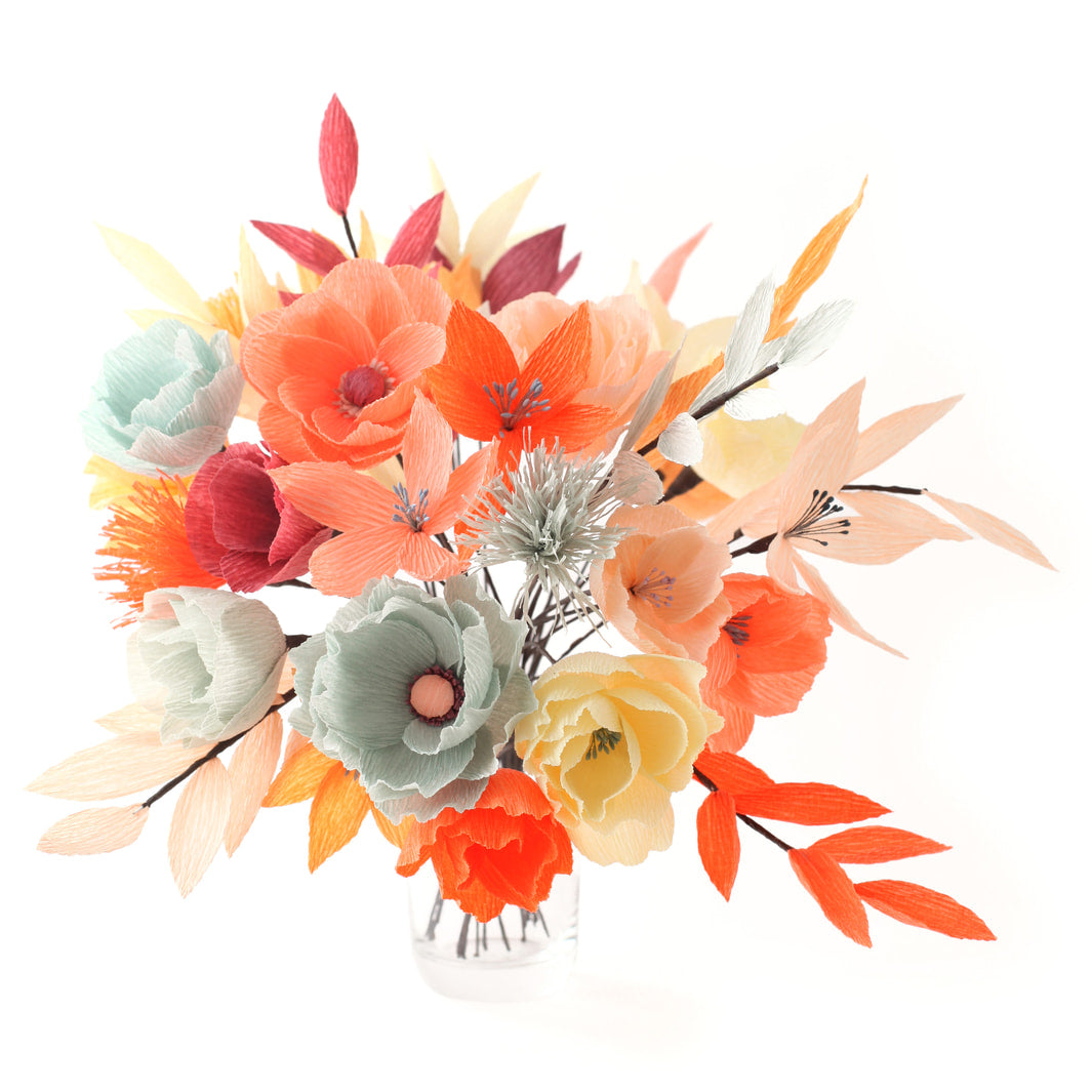 photo packshot du bouquet monté du kit bouquet de fleurs de en crépon dans les tons rouges, corail, jaunes, roses, mauve et gris « naturel » adeline klam
