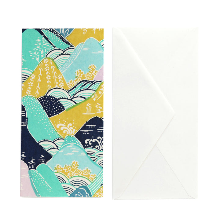 photo packshot de la carte double allongée tapissée de papier japonais aux motifs de montagnes et de rivières dans les tons bleus, verts, jaune et parme M967 adeline klam