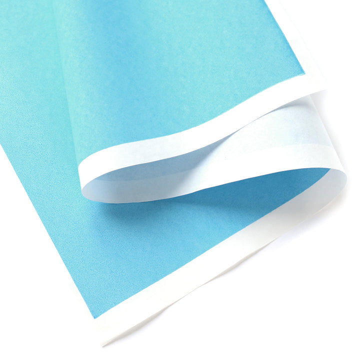 photo packshot d'une courbe du papier japonais yuzen chiyogami uni bleu bébé moyen adeline klam (U542)
