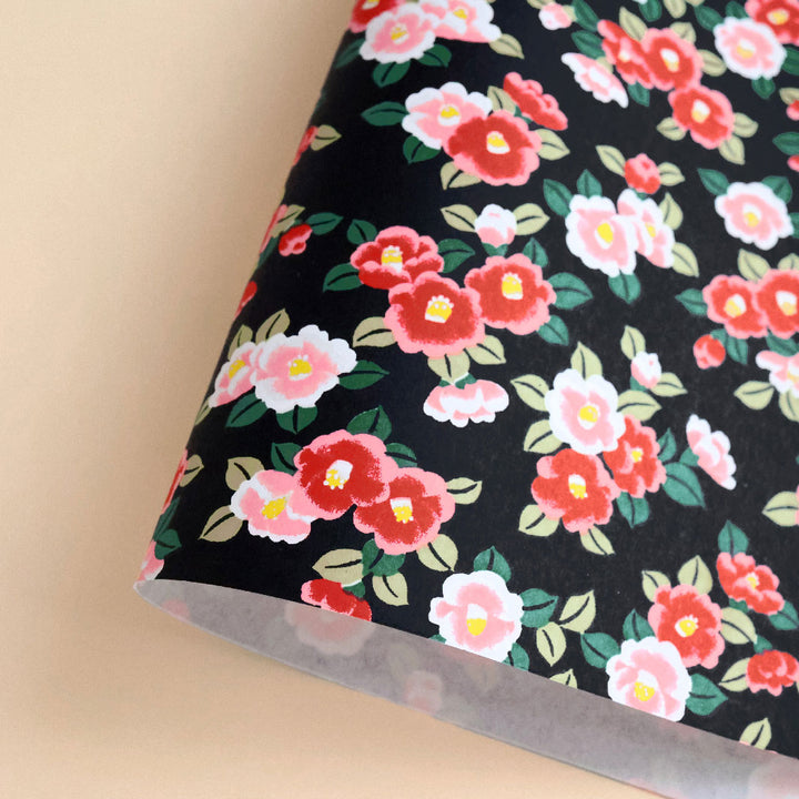 photo packshot d'une courbe de papier japonais yuzen chiyogami aux motifs de camélias tsubaki dans les tons noirs, rouges, roses et verts adeline klam (M946)