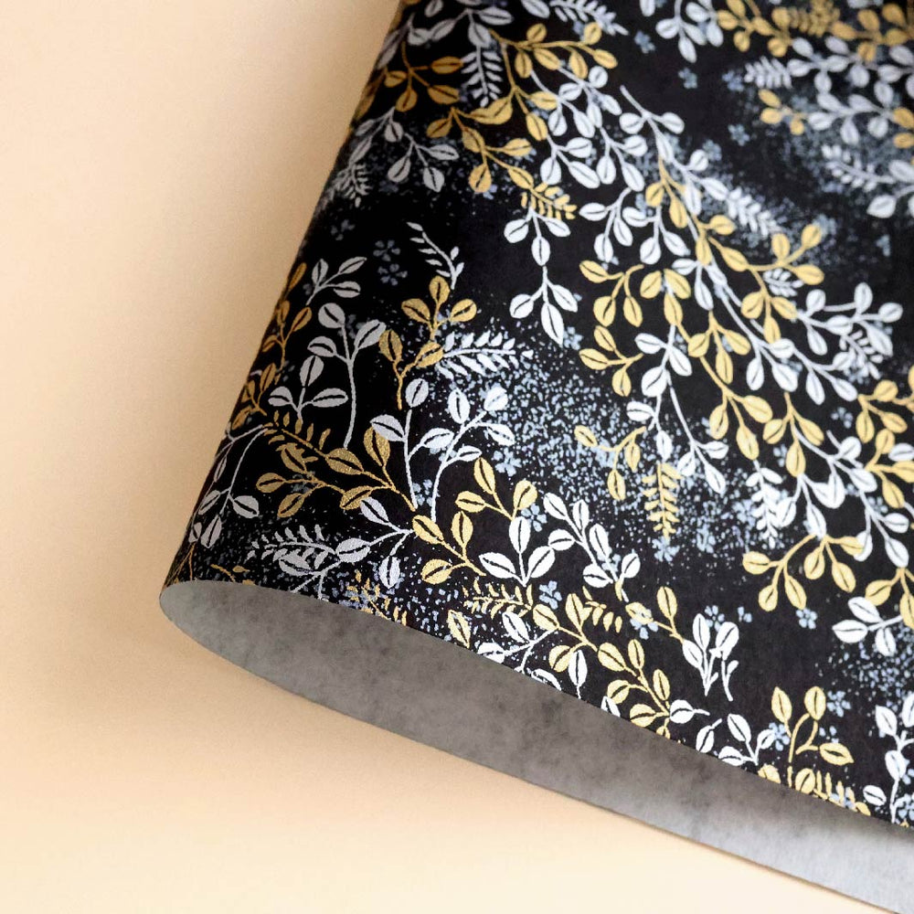 photo packshot d'une courbe de papier japonais yuzen chiyogami aux motifs de feuillages variés dans les tons noirs, dorés et argentés adeline klam (M979)