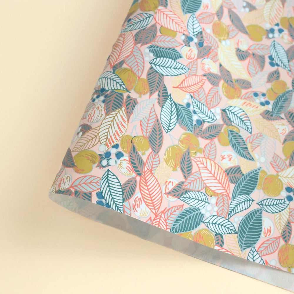 photo packshot d'une courbe de papier japonais yuzen chiyogami aux motifs de feuilles, de baies et de fruits dans les tons rose pâle, bleu gris et jaune coing adeline klam (M896)