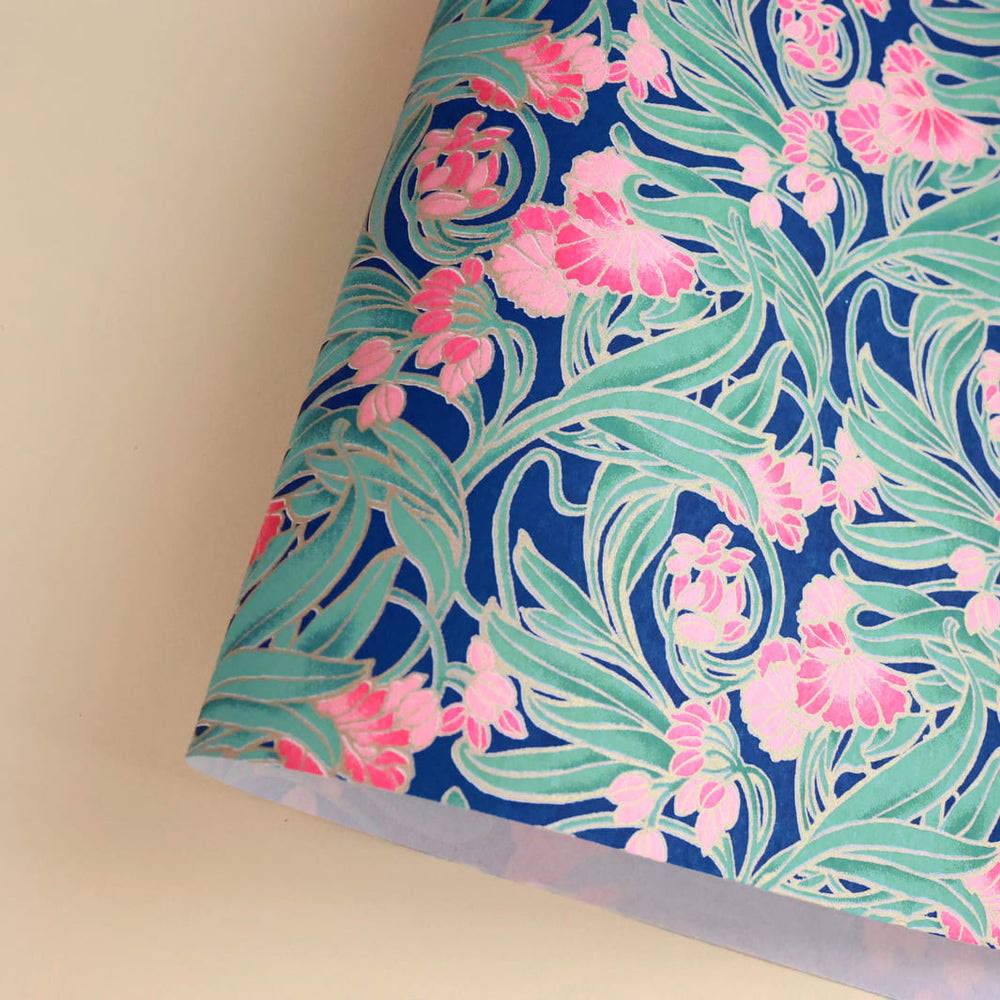 photo packshot d'une courbe de papier japonais yuzen chiyogami aux motifs de fleurs « art nouveau » dans les tons bleu foncé, verts et roses (M947)