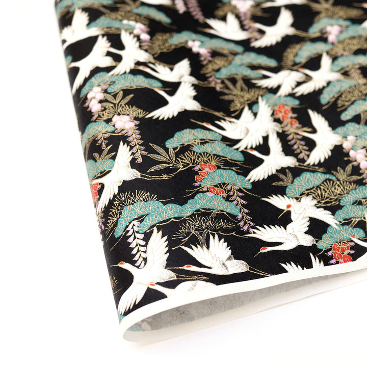 photo packshot d'une courbe de papier japonais yuzen chiyogami aux motifs de grues et de forêts dans les tons noirs, blancs, rouges, mauve et vert sapin adeline klam (M1026)