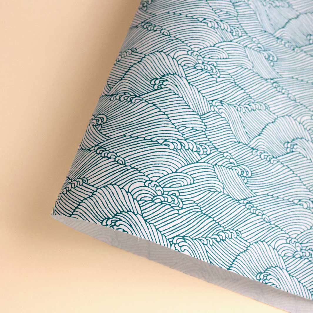 photo packshot d'une courbe de papier japonais yuzen chiyogami aux motifs vagues houleuses « océan » dans les tons bleu canard et blanc (M855)