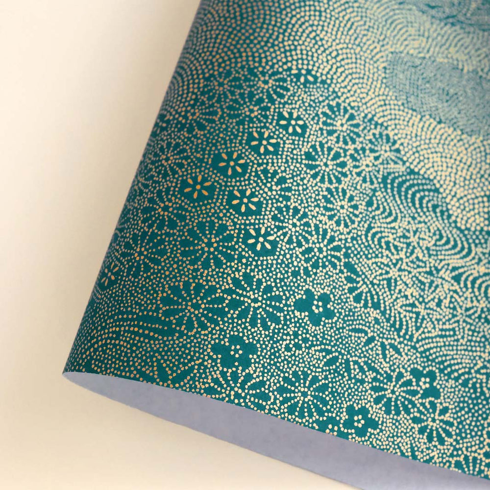 photo packshot d'une courbe de papier japonais yuzen chiyogami aux motifs de paysage en pointillés dans les tons bleu canard et dorés adeline klam (M627)