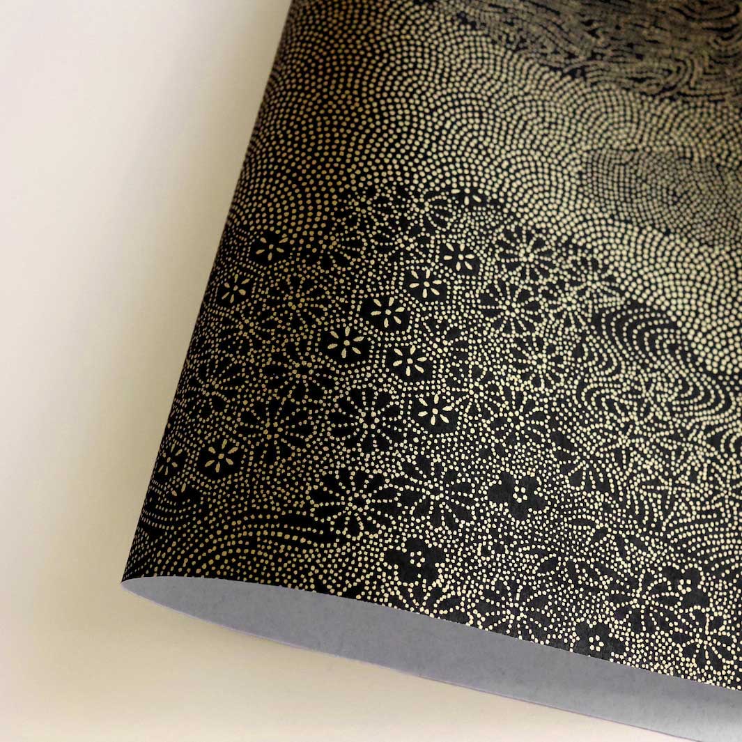 photo packshot d'une courbe de papier japonais yuzen chiyogami aux motifs de paysage en pointillés dans les tons noir et dorés adeline klam (M443)