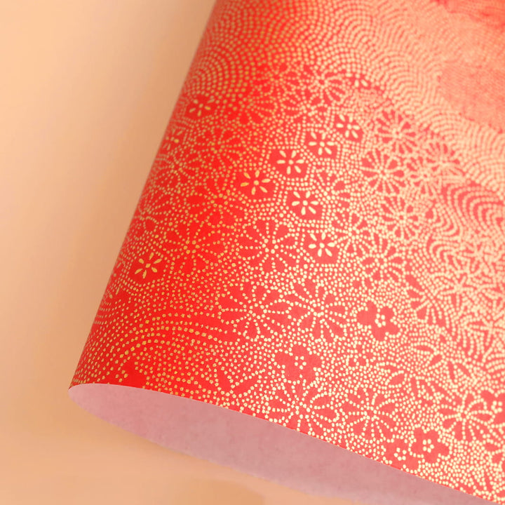 photo packshot d'une courbe de papier japonais yuzen chiyogami aux motifs en pointillés dorés sur fond rouge adeline klam (M822)