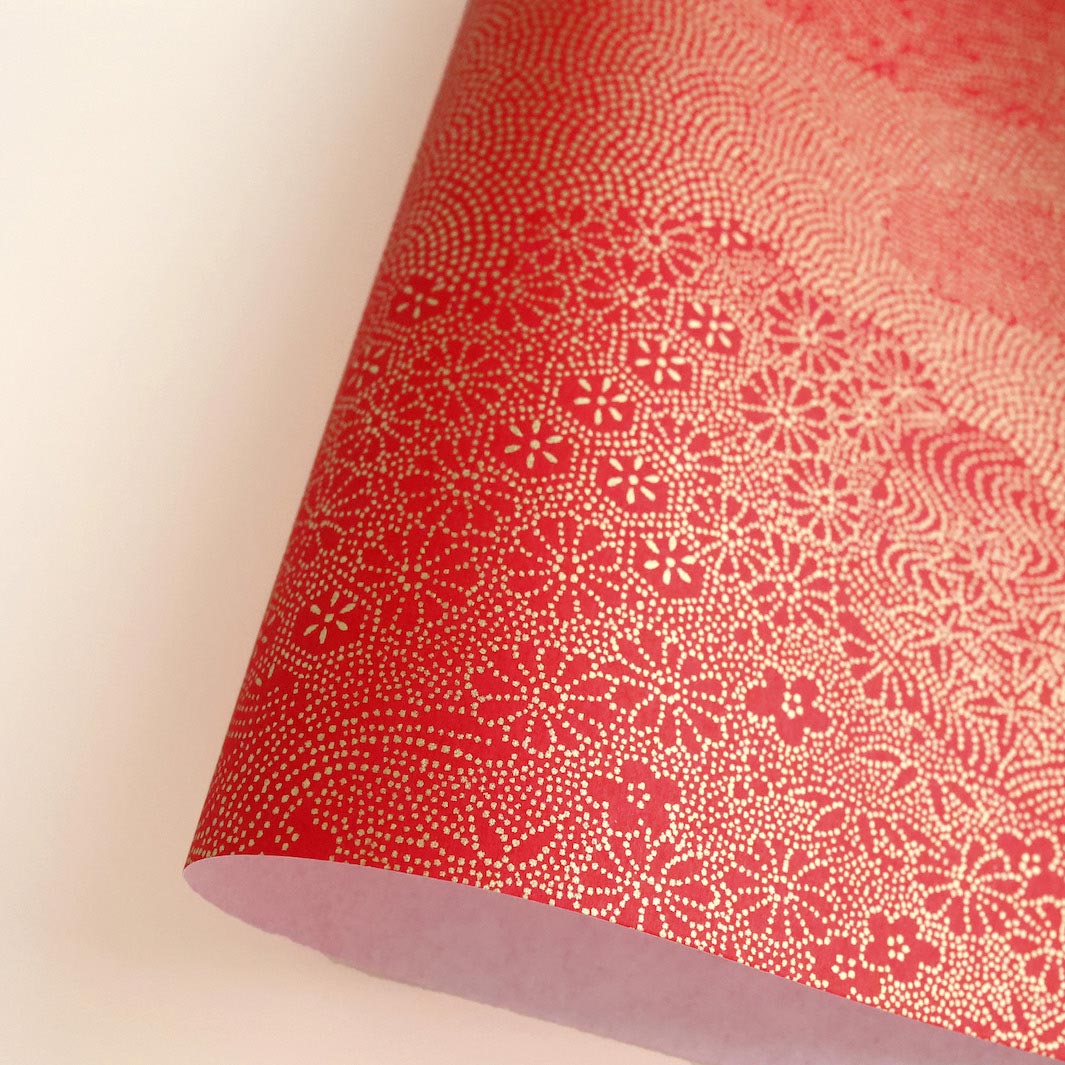 photo packshot d'une courbe de papier japonais yuzen chiyogami aux motifs de paysage en pointillés dans les tons rouge et dorés adeline klam (M990)