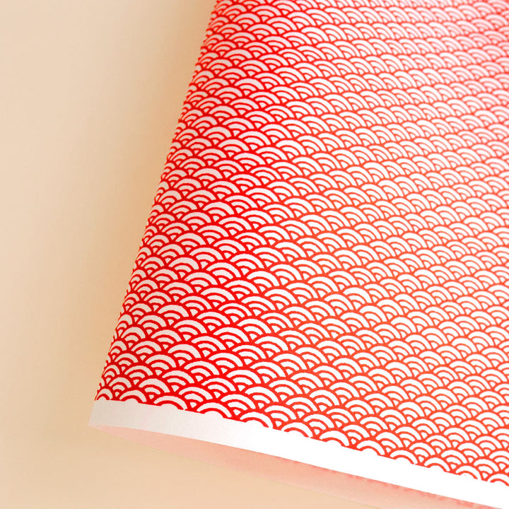 photo packshot d'une courbe de papier japonais yuzen chiyogami aux motifs petites vagues dans les tons rouges et blancs (M488)