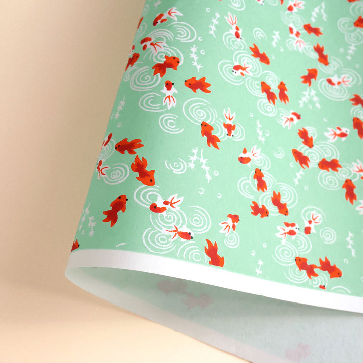 photo packshot d'une courbe de papier japonais yuzen chiyogami aux motifs de poissons blancs et rouges sur fond vert d'eau adeline klam (M008)