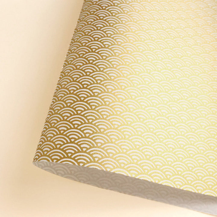 photo packshot d'une courbe de papier japonais yuzen chiyogami aux motifs de vagyes dans les tons dorés et blancs adeline klam (M444)