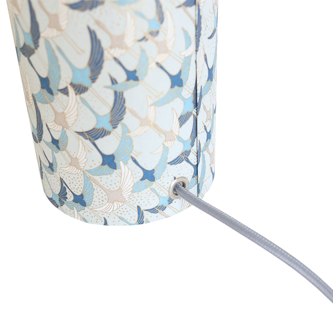 photo packshot d'un détail du câble électrique de la lampe japonaise à poser aux motifs d'envolée de grues gris perle, bleu et taupe (M753) adeline klam