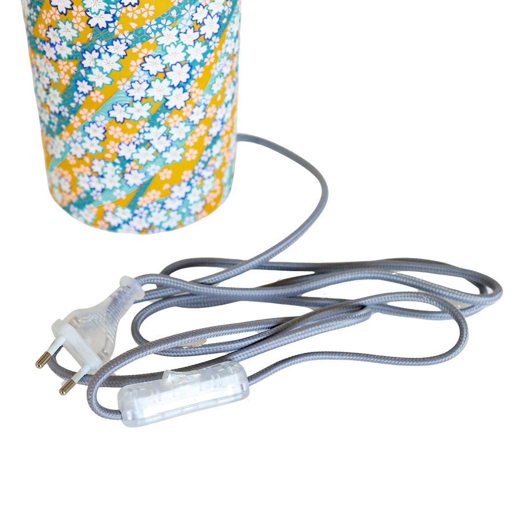 photo packshot d'un détail du câble électrique de la lampe japonaise à poser aux motifs d'ondulations fleuries dans les tons jaune moutarde, vert d'eau, bleu canard, violet foncé, roses et dorés (M997) adeline klam