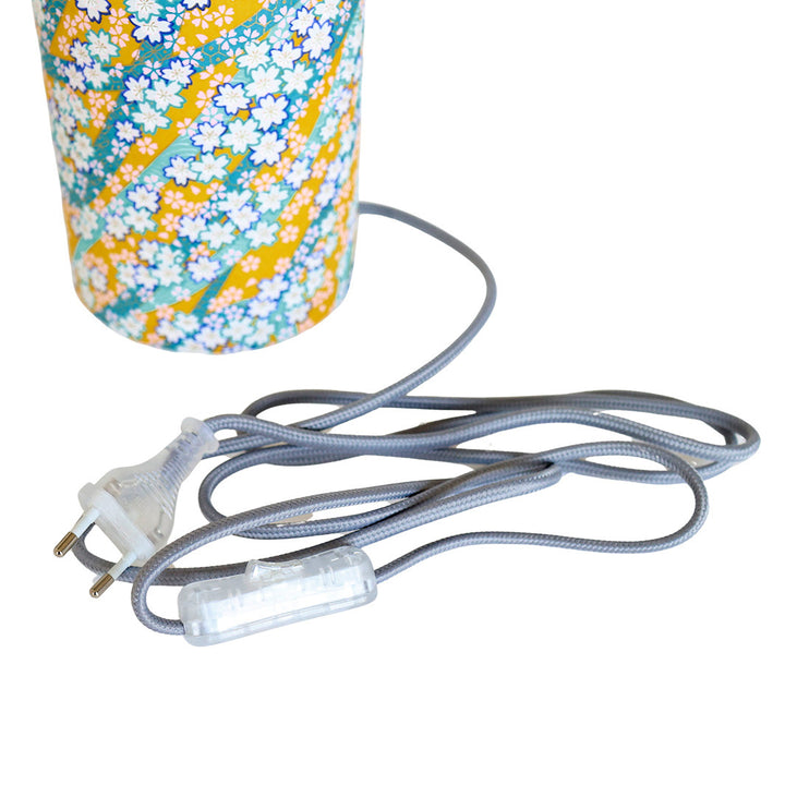photo packshot d'un détail du câble électrique de la lampe japonaise à poser aux motifs d'ondulations fleuries dans les tons jaune moutarde, vert d'eau, bleu canard, violet foncé, roses et dorés (M997) adeline klam