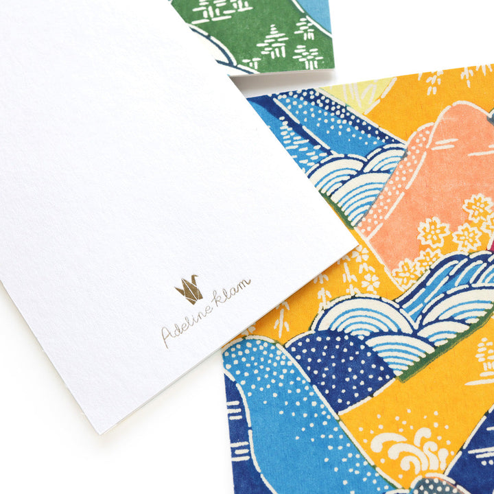photo packshot du détail de dorure à chaud des cartes doubles allongées tapissées de papier japonais aux motifs de montagnes et de rivières M967, M969, M966 et M965 adeline klam