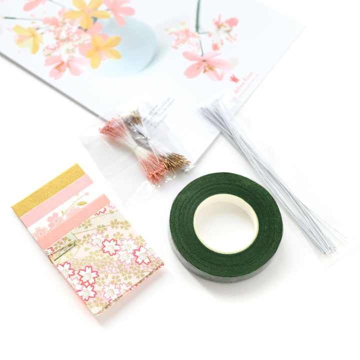 photo packshot d'un détail du packaging du kit fleurs de cerisier rose clair, blanc cassé et or jaune « dragée » adeline klam