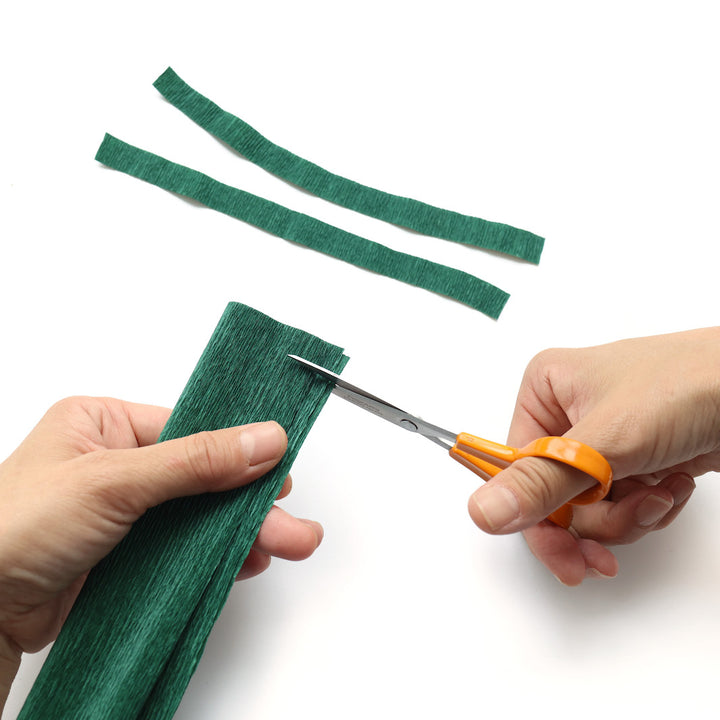 photo packshot de démonstration de l'étape 1 de d'habillage de tiges avec du papier crépon (561) pour les kits bouquet de fleurs en crépon « tutti frutti » et « amour » adeline klam