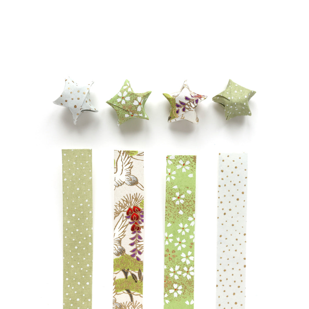 photo packshot des étoiles montées posées droites du kit étoiles en origami « amande » dans les tons vert amande, blanc gris et dorés adeline klam