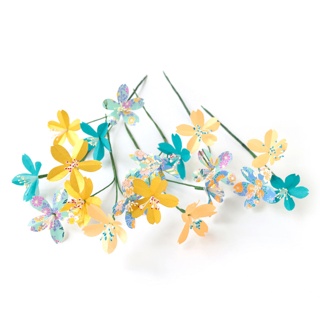 photo packshot des fleurs montées du kit fleurs de cerisier bleu canard, vert d'eau rose pêche et or jaune « ibiza » adeline klam
