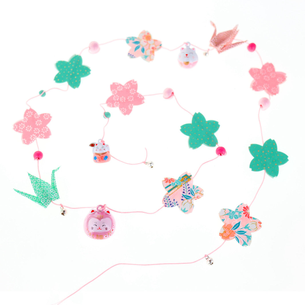 photo packshot de la guirlande montée du kit guirlande porte-bonheur rose clair et moyen, vert menthe « roudoudou » adeline klam