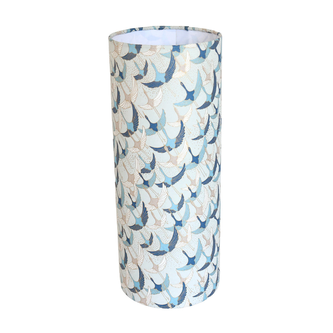photo packshot de la lampe japonaise à poser aux motifs d'envolée de grues gris perle, bleu et taupe (M753) adeline klam