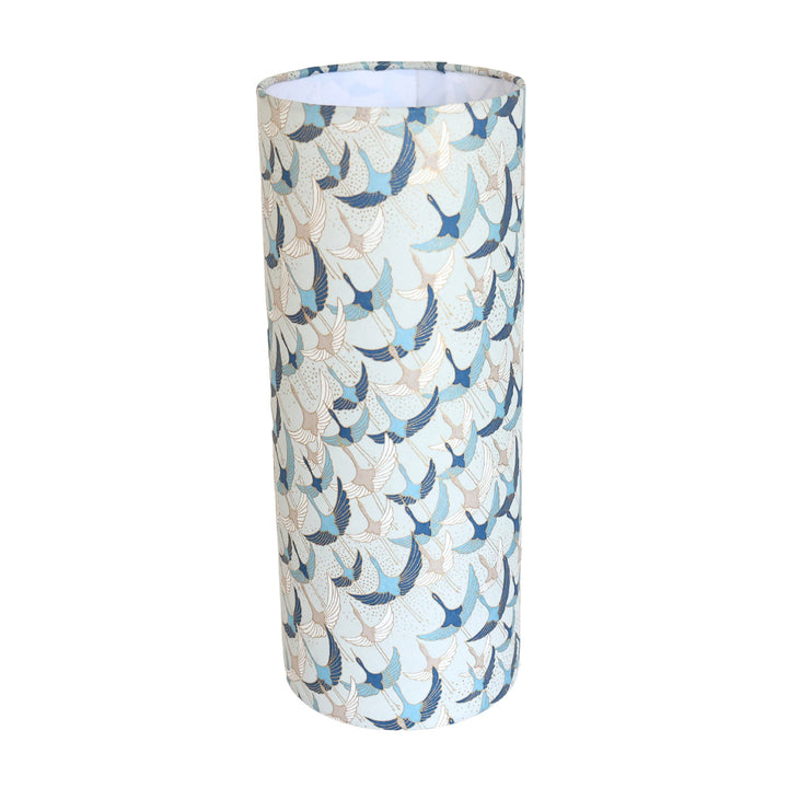 photo packshot de la lampe japonaise à poser aux motifs d'envolée de grues gris perle, bleu et taupe (M753) adeline klam