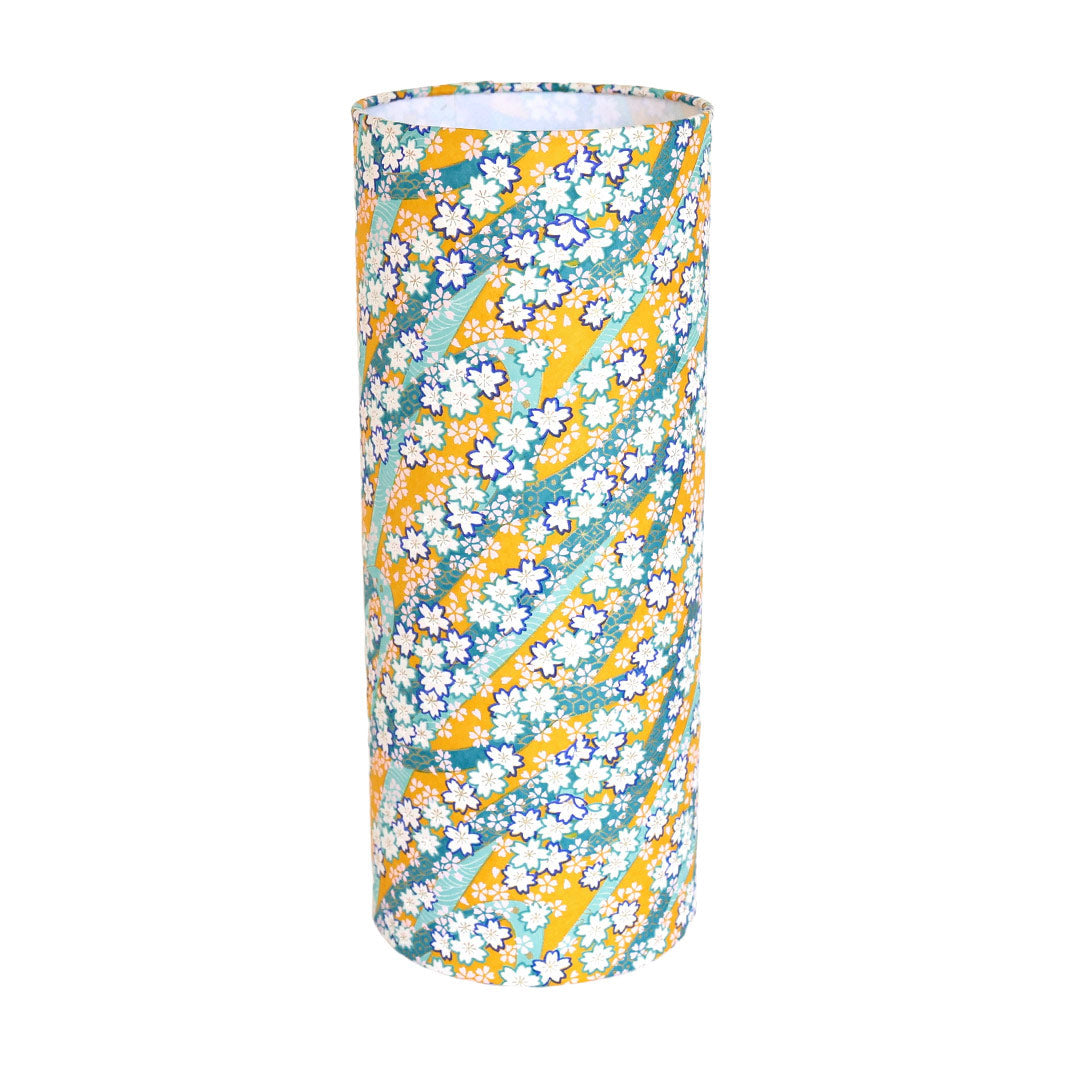 photo packshot de la lampe japonaise à poser aux motifs d'ondulations fleuries dans les tons jaune moutarde, vert d'eau, bleu canard, violet foncé, roses et dorés (M997) adeline klam