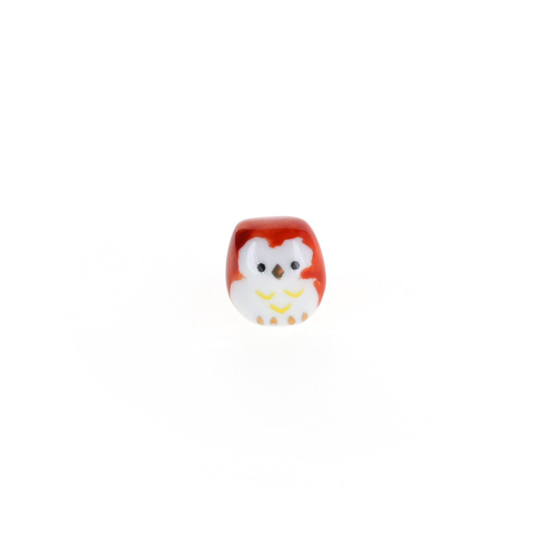 photo packshot du mini grigri en céramique en forme de hibou blanc « chance »