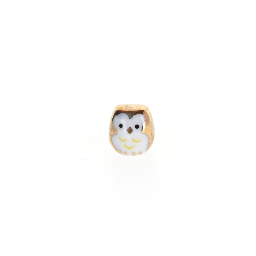 photo packshot du mini grigri en céramique en forme de hibou doré « finance »