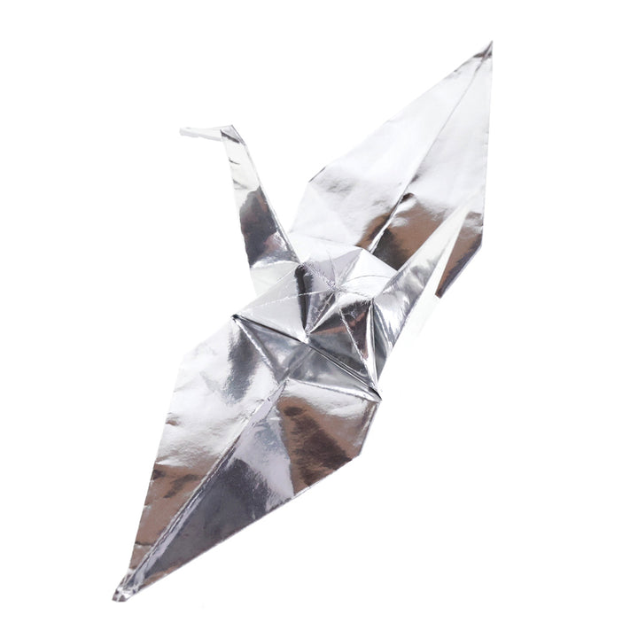 photo packshot des papiers et d'une grue montée du set de 100 papiers origami unis argentés toyo