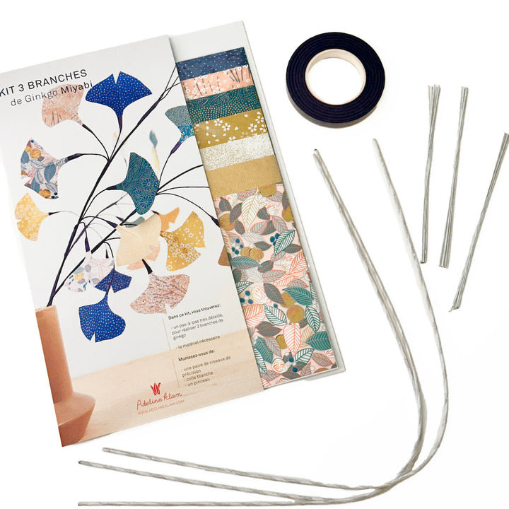 photo packshot du matériel et du packaging du kit 3 branches de ginkgo dans les tons jaune moutarde, rose clair, bleu nuit et bleu canard « miyabi » adeline klam