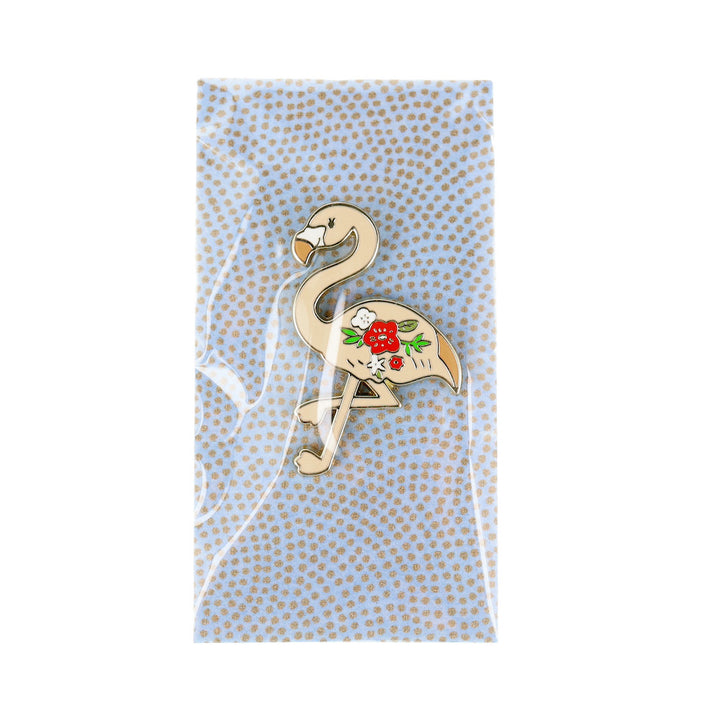 photo packshot du packaging du pin's en forme de flamand rose beige, rouge, vert et blanc
