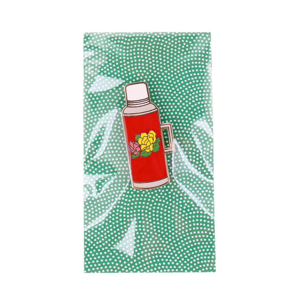photo packshot du packaging du pin's en forme de thermos fleuri rouge, blanc, jaune et rose