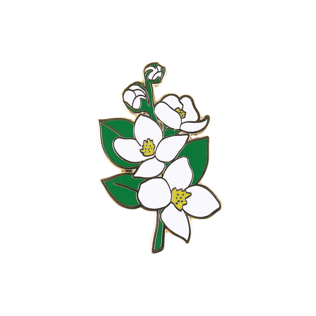 photo packshot du pin's en forme de fleurs de cornouiller du Japon blanche, jaune et verte