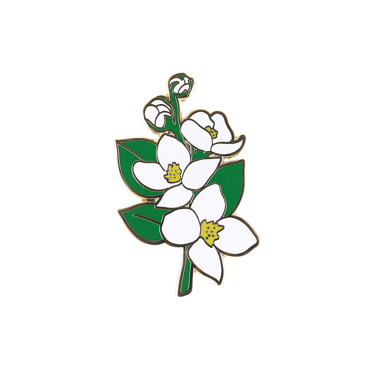 photo packshot du pin's en forme de fleurs de cornouiller du Japon blanche, jaune et verte