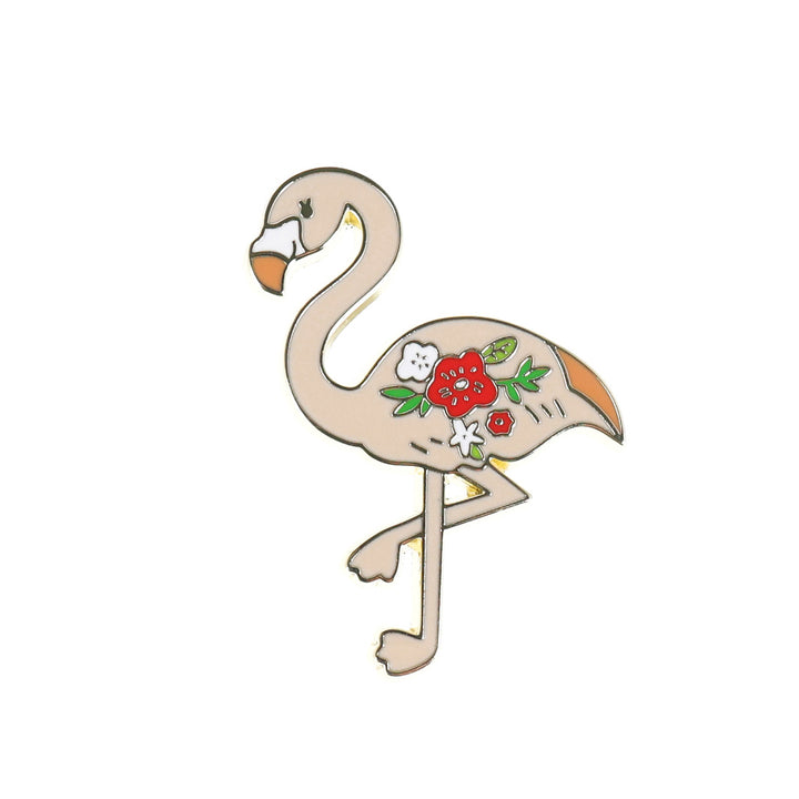 photo packshot du pin's en forme de flamand rose beige, rouge, vert et blanc