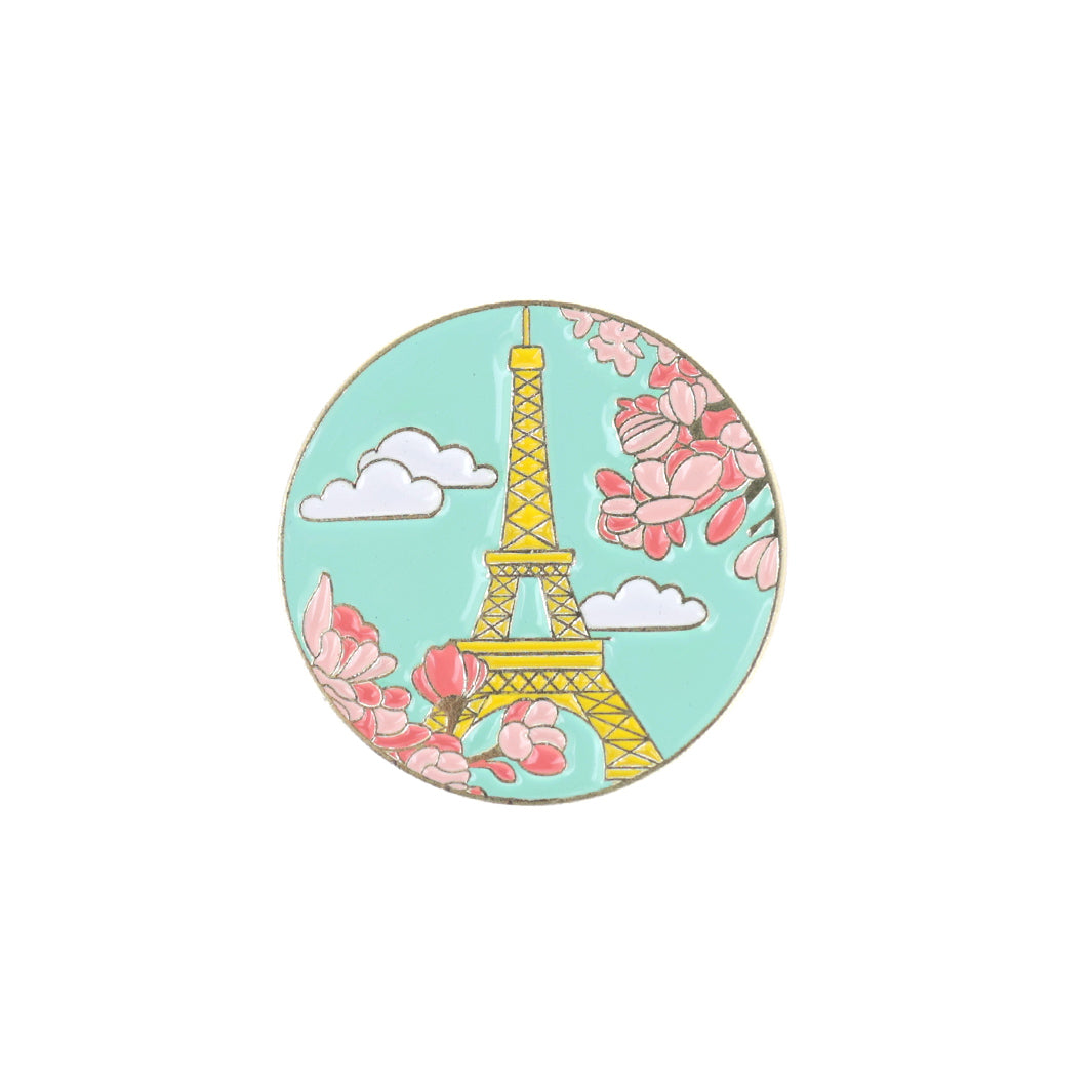 photo packshot du pin's en forme de vue de la tour Eiffel et de magnolias dans les tons vert d'eau, roses et jaunes