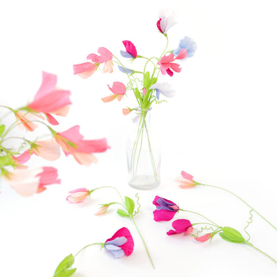 photo packshot des pois de senteurs réalisés mises en vase du kit bouquet pois de senteur en crépon dans les tons roses, mauve, bleus et vert adeline klam