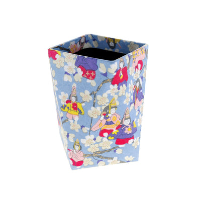 photo packshot du pot à crayon prisme au motifs de poupées d'hina matsuri et de fleurs de pêcher dans les tons bleu gris, roses, rouges, bleu violet, rose clair et jaune adeline klam (M1005)